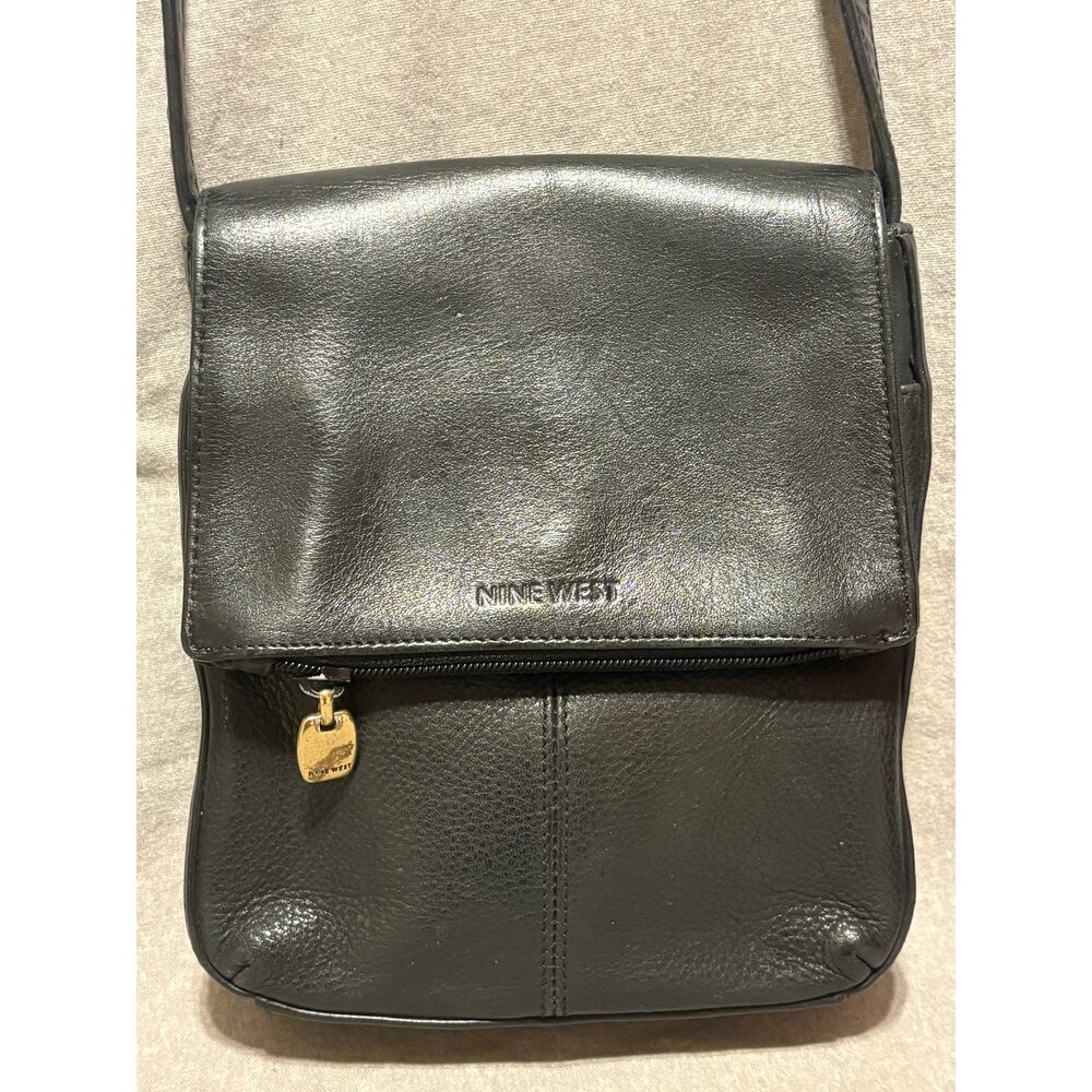 Vintage 90’s Genuine Leather Nine West Minimalist Leather Crossbody Barely Used